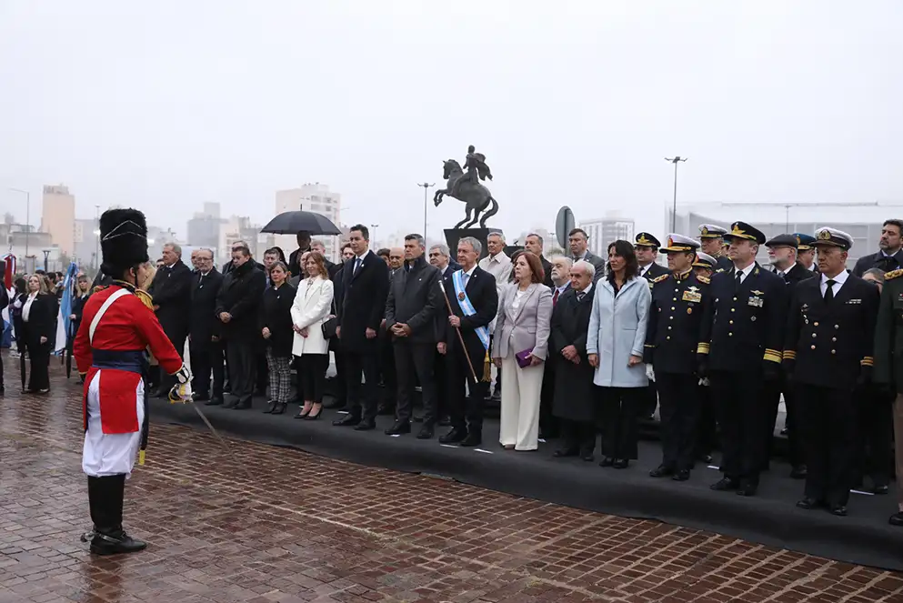 El gobernador Juan Schiaretti encabezó los actos por el 207° aniversario de la Declaración de la Independencia Nacional.