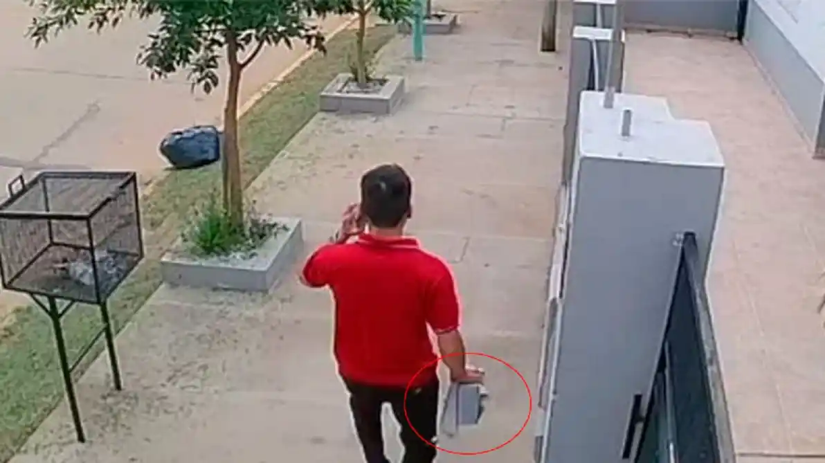 Se hizo pasar por su nieto y les robó su cajita de ahorros con 8700 dólares