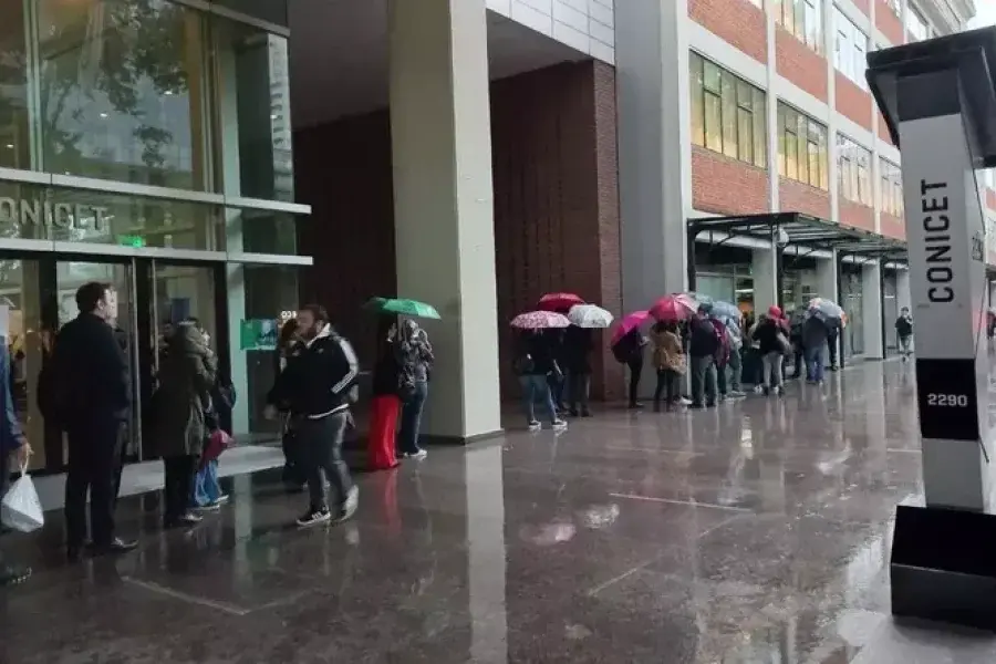 Trabajadores del CONICET fueron informados en la puerta del organismo que habían sido despedidos