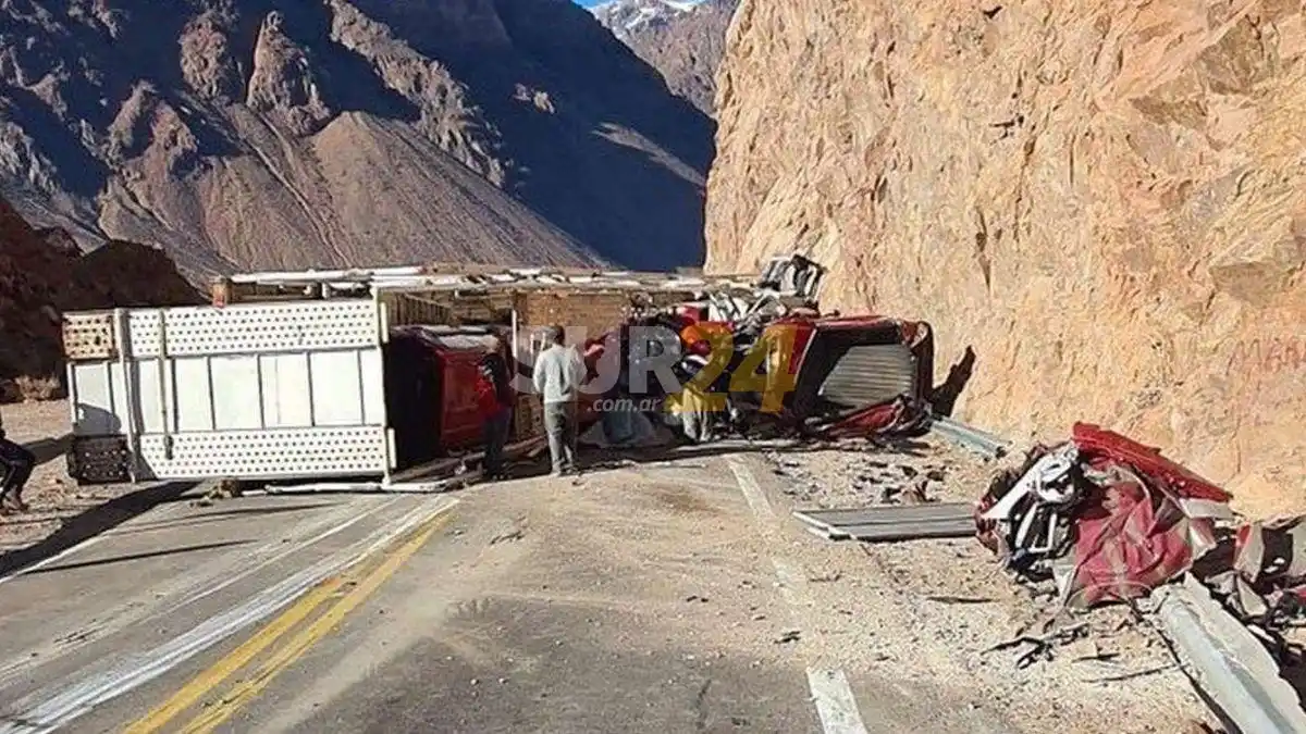 Un camión volcó, destrozó siete camionetas y una cayó a un precipicio
