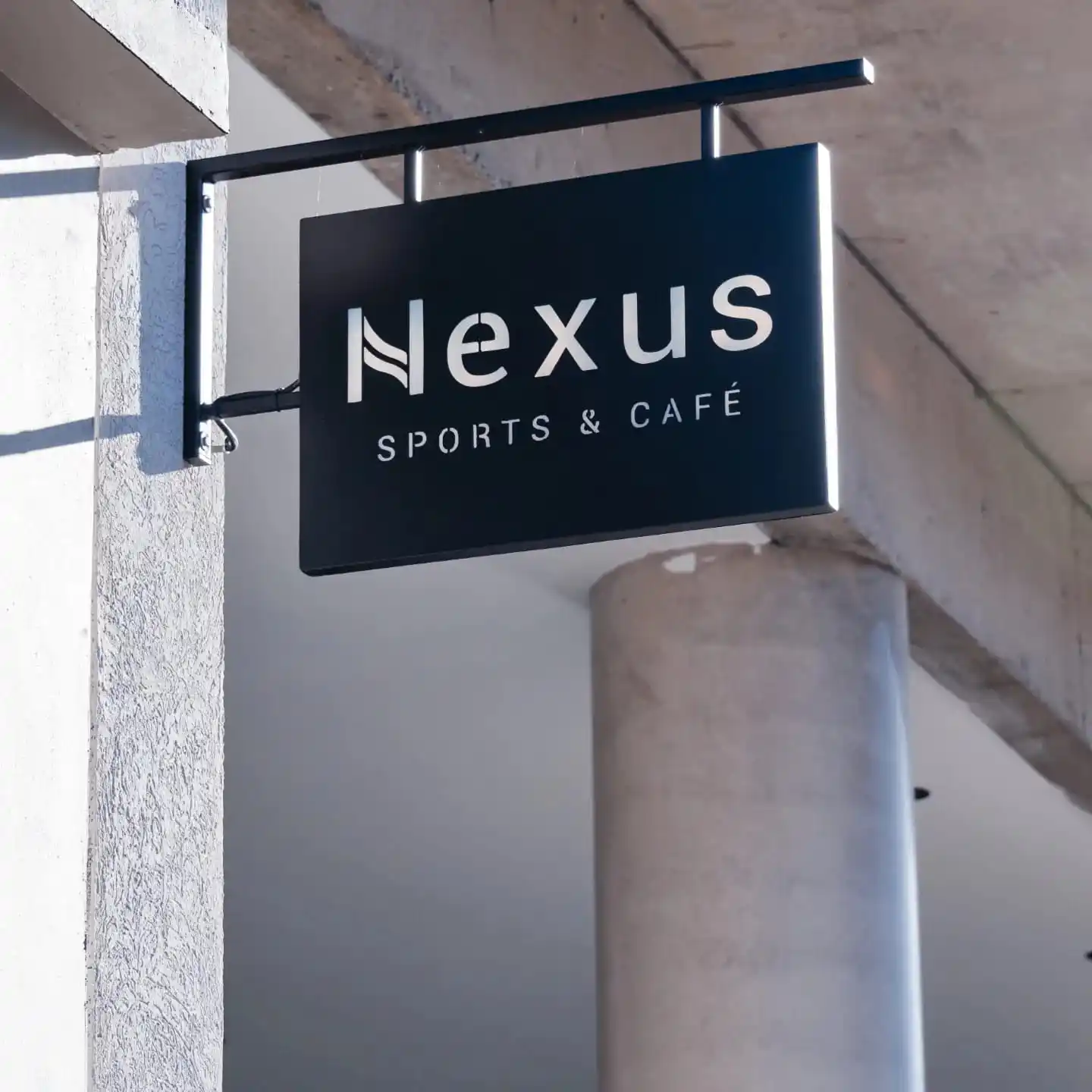 Nexus es un concepto integral que combina edificios de oficinas con este increíble café, y próximamente, sumará Nexus Sports.