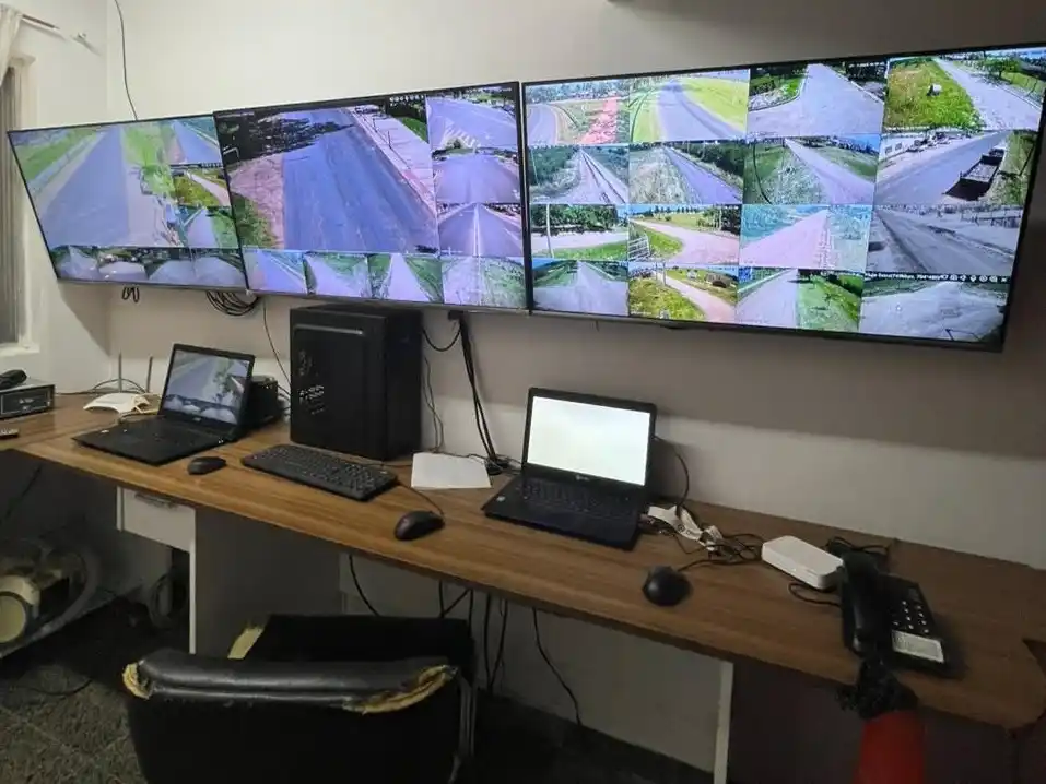 Junto al Jefe de Policía Departamental, el intendente Fiorotto recorrió el Centro de Monitoreo de Pueblo Belgrano