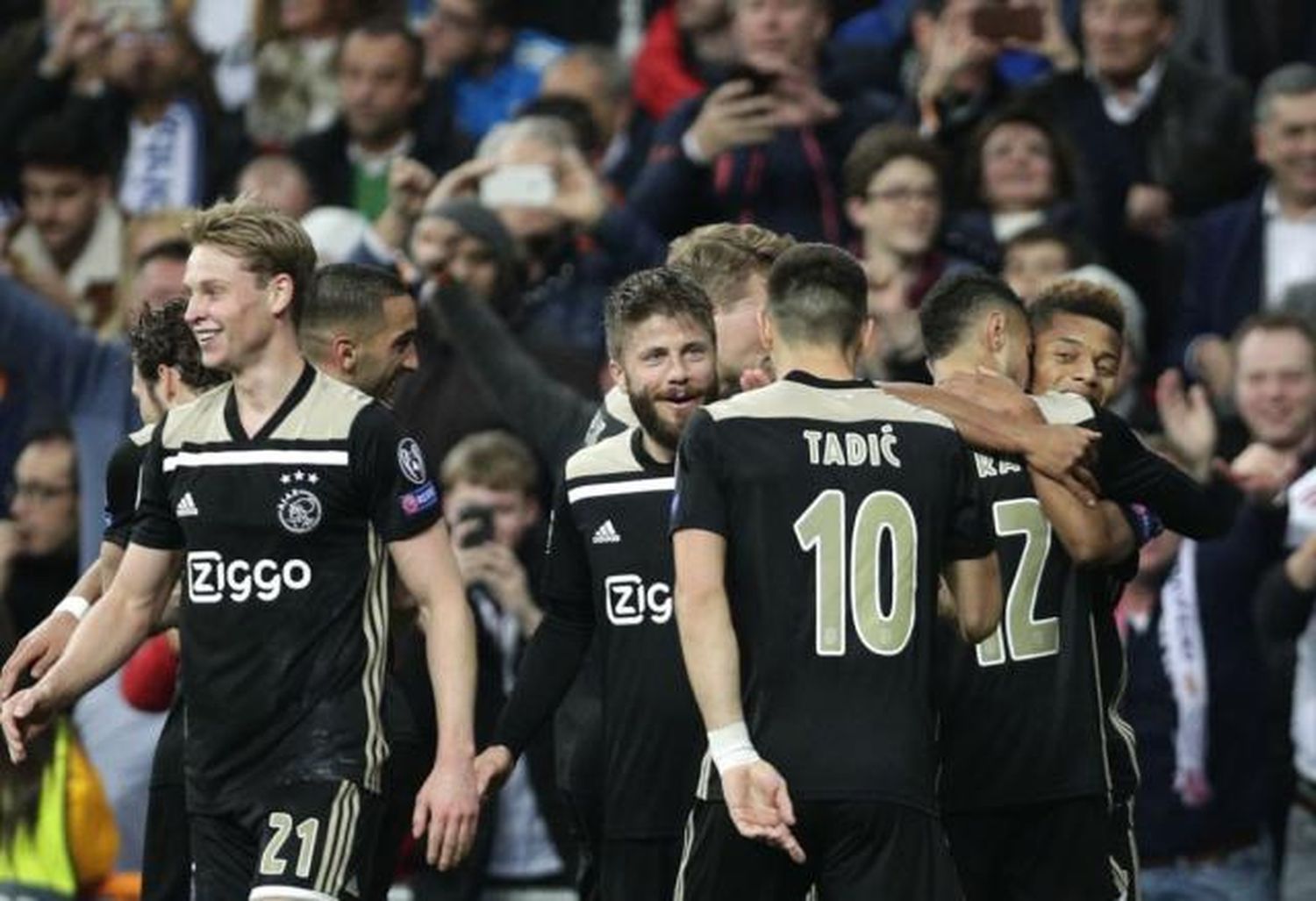 Dusan Tadic realizó una asistencia mágica para que el Ajax