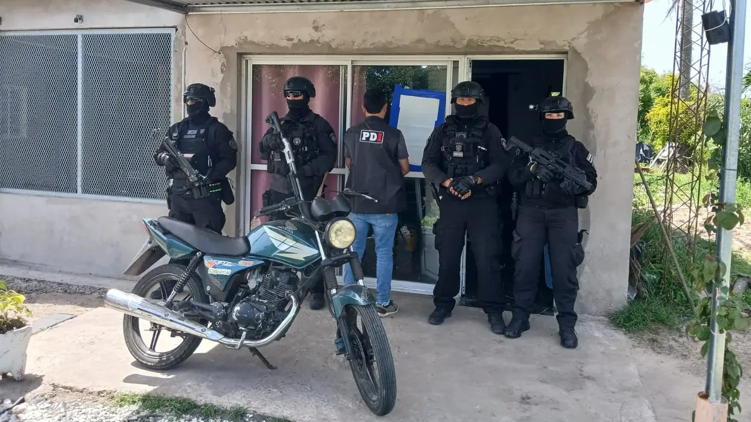 Allanaron una vivienda por microtráfico en Villa Ocampo: un detenido, celulares, una balanza y dinero secuestrado