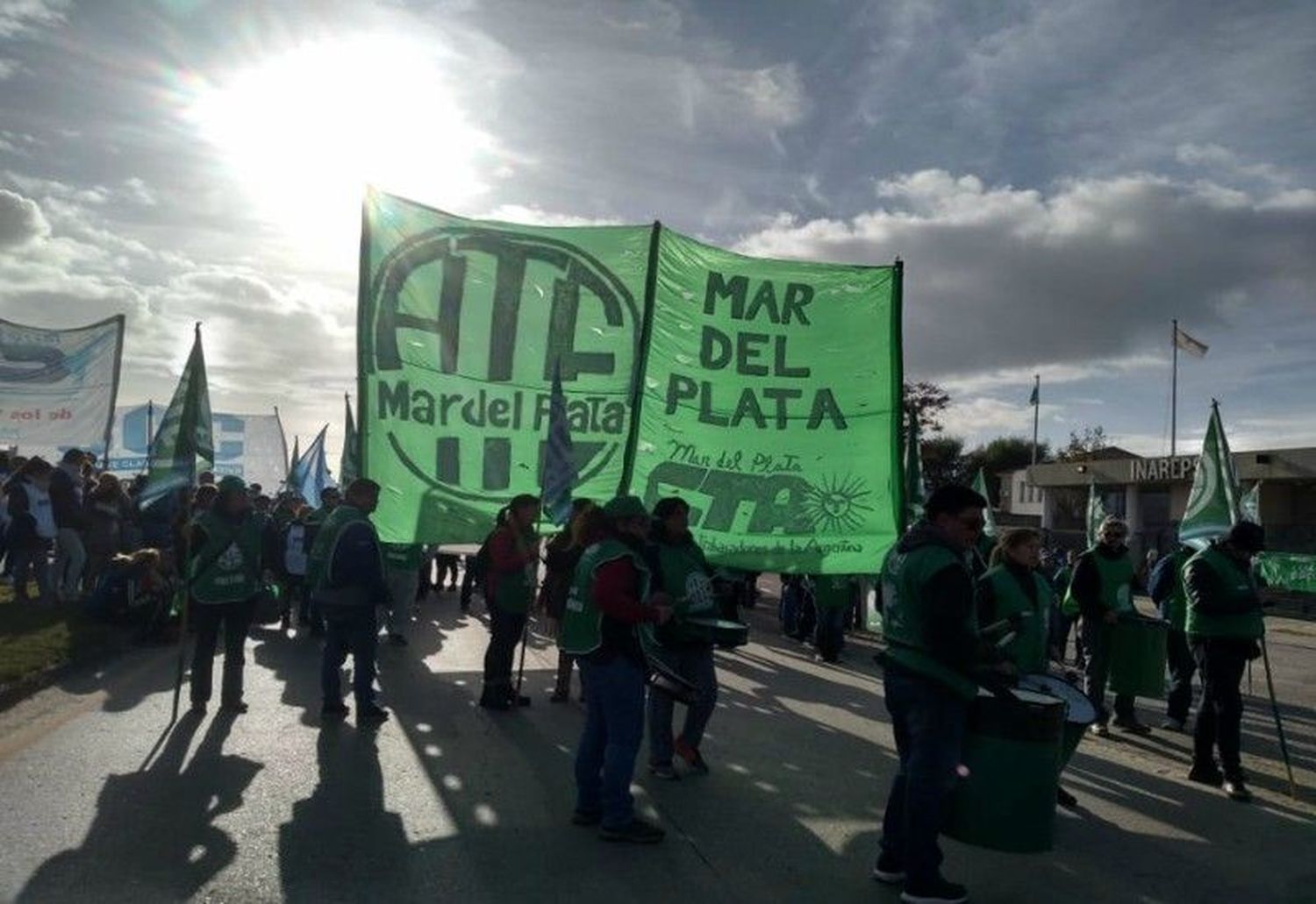 Paro por Cristina en Mar del Plata: estatales marchan "en defensa de la democracia" y el Ejecutivo anunció descuentos