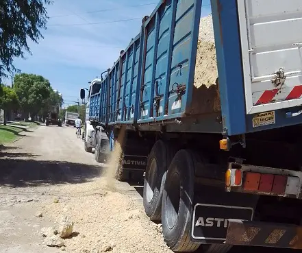 Mejoran calles con granza comprada por los vecinos