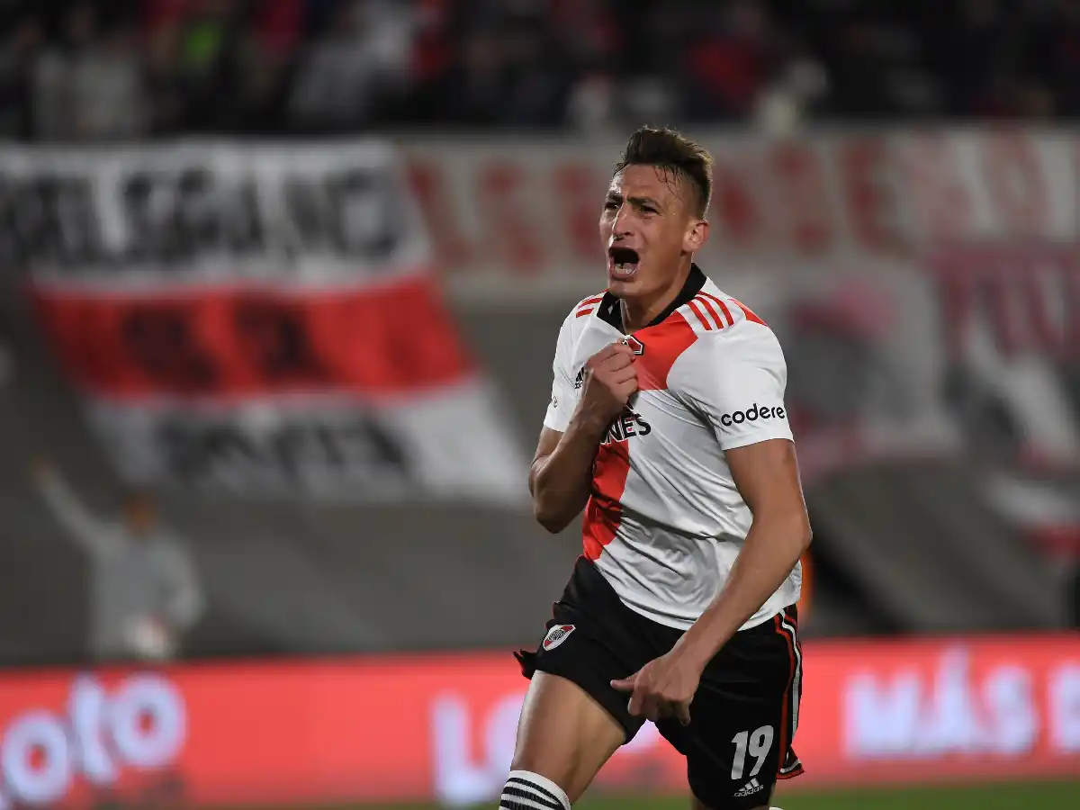 River busca imponer su jerarquía en cancha de Vélez 