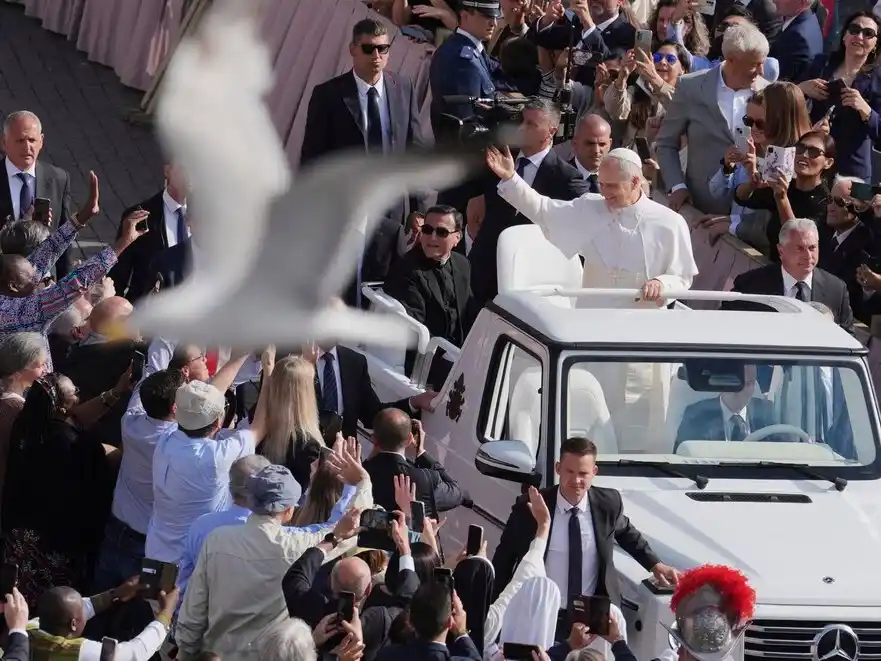 León XIV asumió el papado con un llamado a “construir un mundo donde reine la paz”