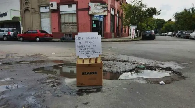 Insólito: En Bahia Blanca invitan a un "concurso de pesca" en un bache