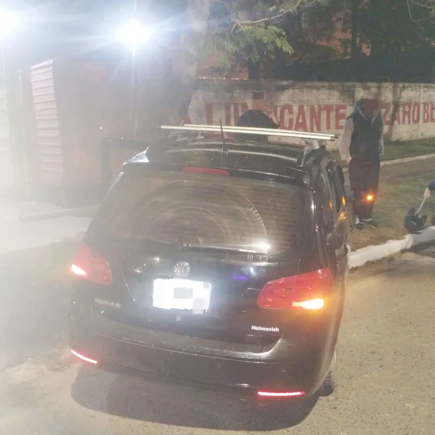 Un automóvil chocó contra un árbol en avenida Presidente Illia
