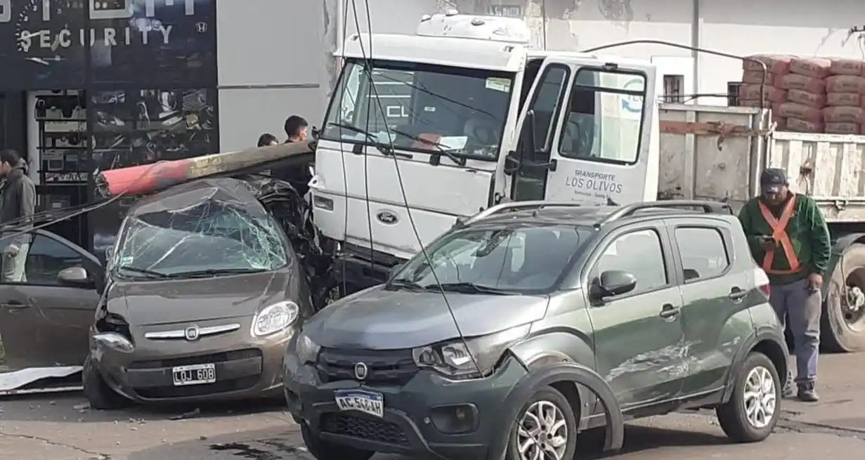 Un camión se quedó sin frenos y provocó un choque múltiple