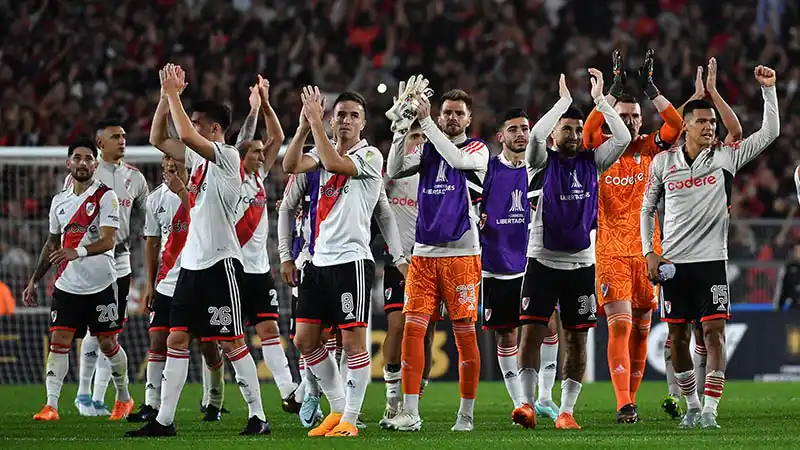 River visita a Banfield con la misión de alejarse en la Liga Profesional