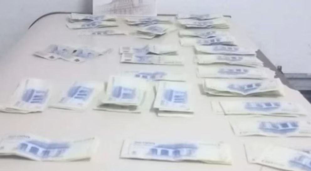 Compraron una moto por Facebook, intentaron pagar con billetes falsos, pero se olvidaron un celular del vendedor