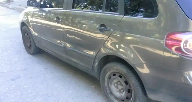 Chocaron su auto y pide ayuda para dar con el responsable