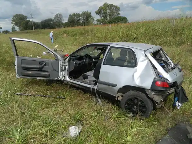 Un muerto y tres heridos tras un choque frontal 