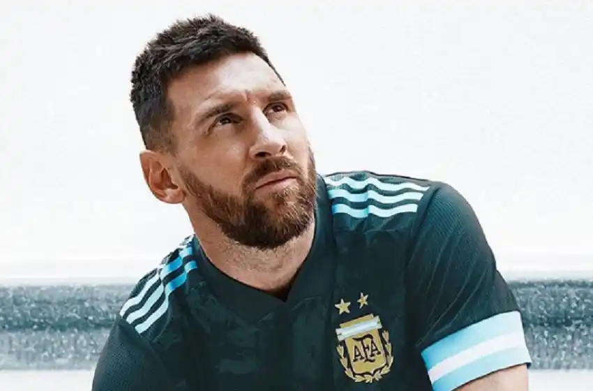 Con Messi como modelo, Argentina presentó la camiseta alternativa que estrenará ante Brasil