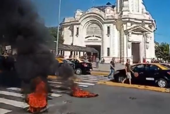 Movilización de taxistas con corte de calle frente a la Terminal de Ómnibus terminó con intervención policial