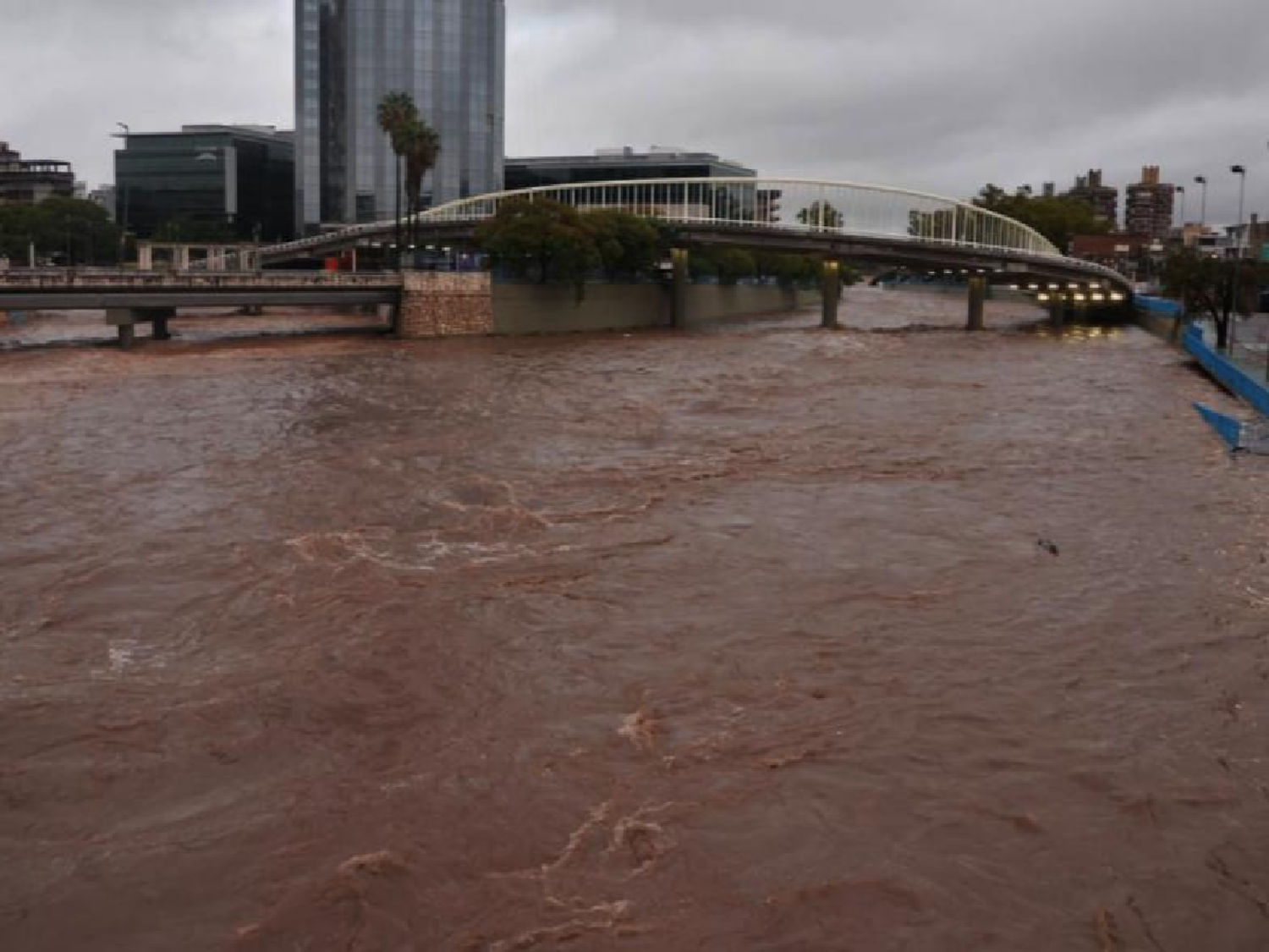 Fuerte temporal de lluvia con evacuados y rutas cortadas en Córdoba