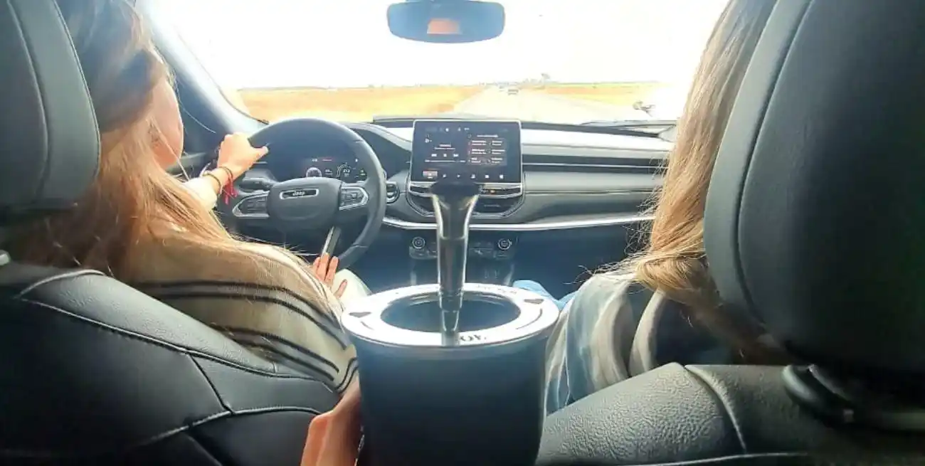 Tomar mate al volante: qué dice la ley y por qué puede costar una multa en Mendoza