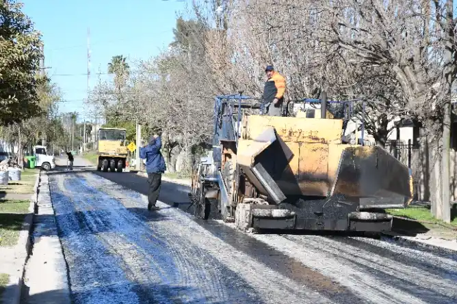 Avanza el plan de asfaltado en el barrio Escribano: se pavimentó la calle Dorrego