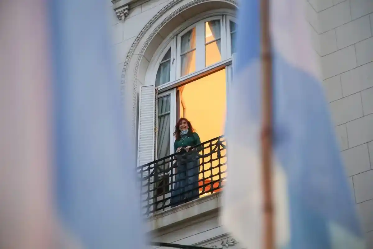Cristina Kirchner saluda desde el balcón de su departamento en el barrio porteño de Constitución, donde cumple la prisión domiciliaria en el marco de la causa Vialidad.