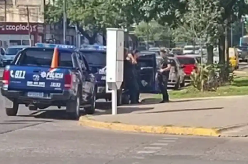 Rosario: fuerzas policiales rodean una empresa fúnebre donde velan a una hija del Viejo Cantero