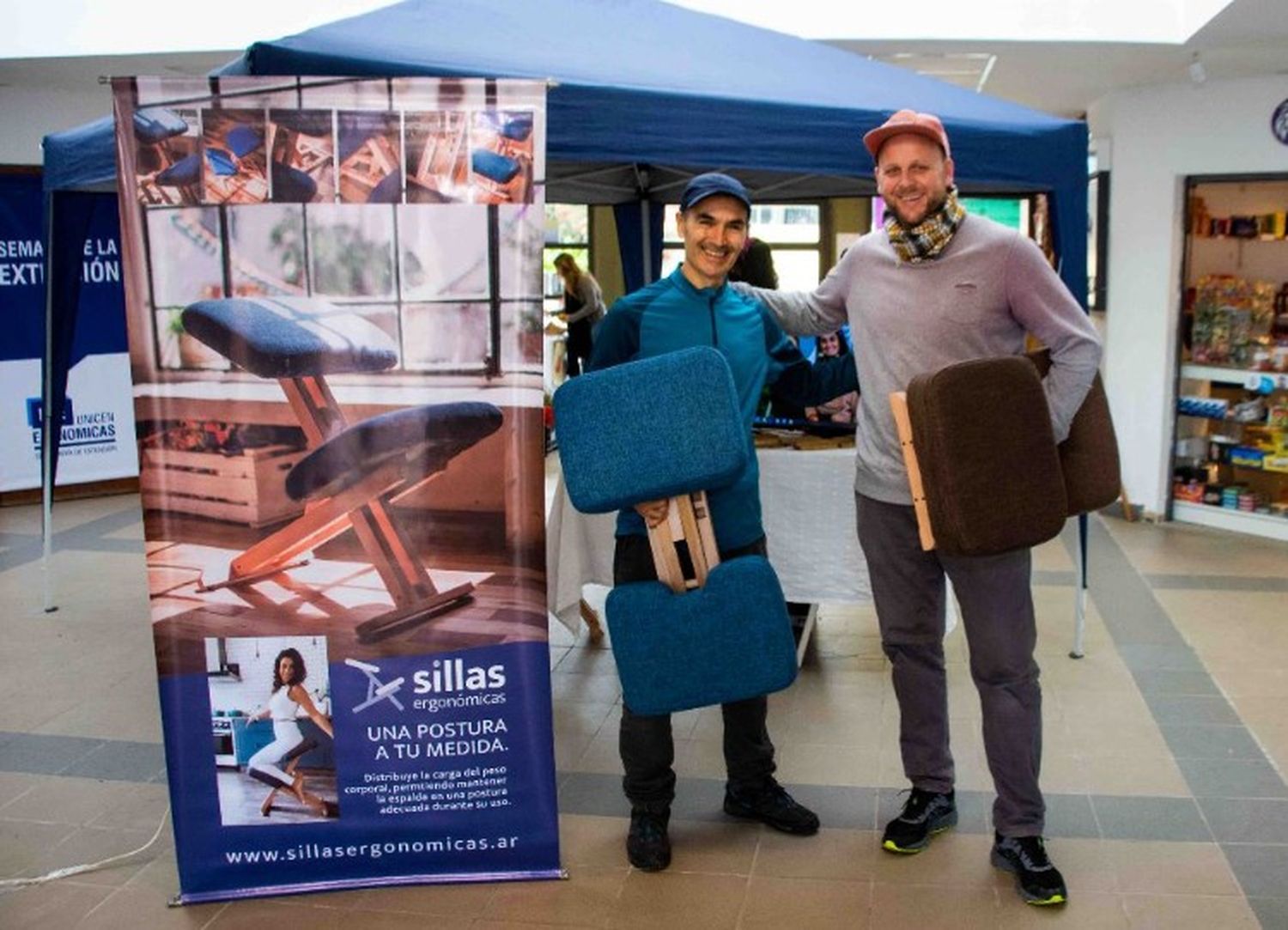 Eugenio y Diego con las sillas ergonómicas.