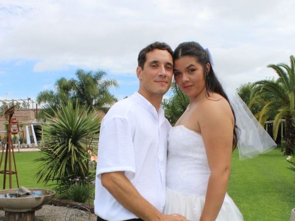 Cami contenta con las fotos de un casamiento