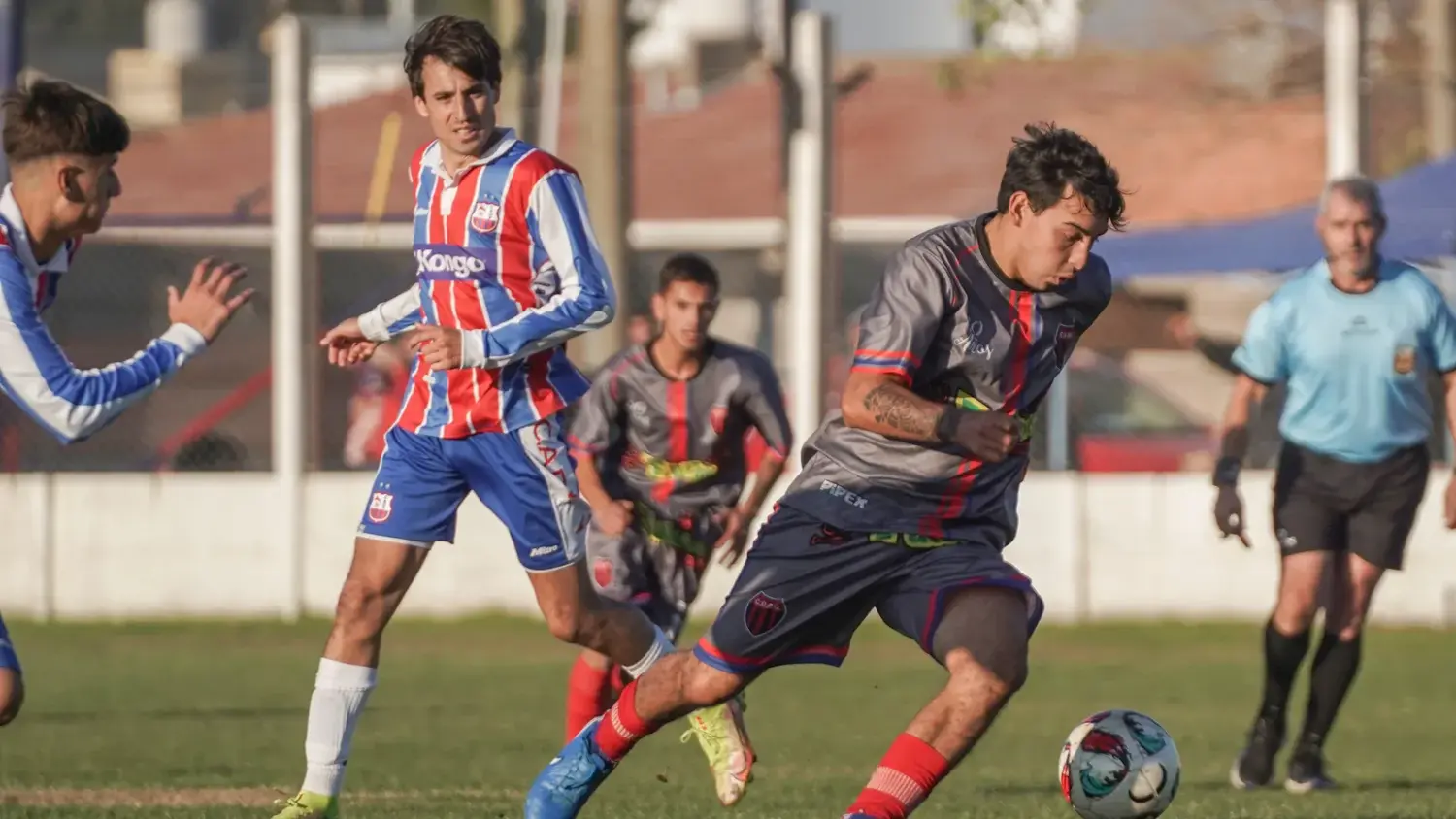 Aguilera domina el balón ante la marca de Puebla
