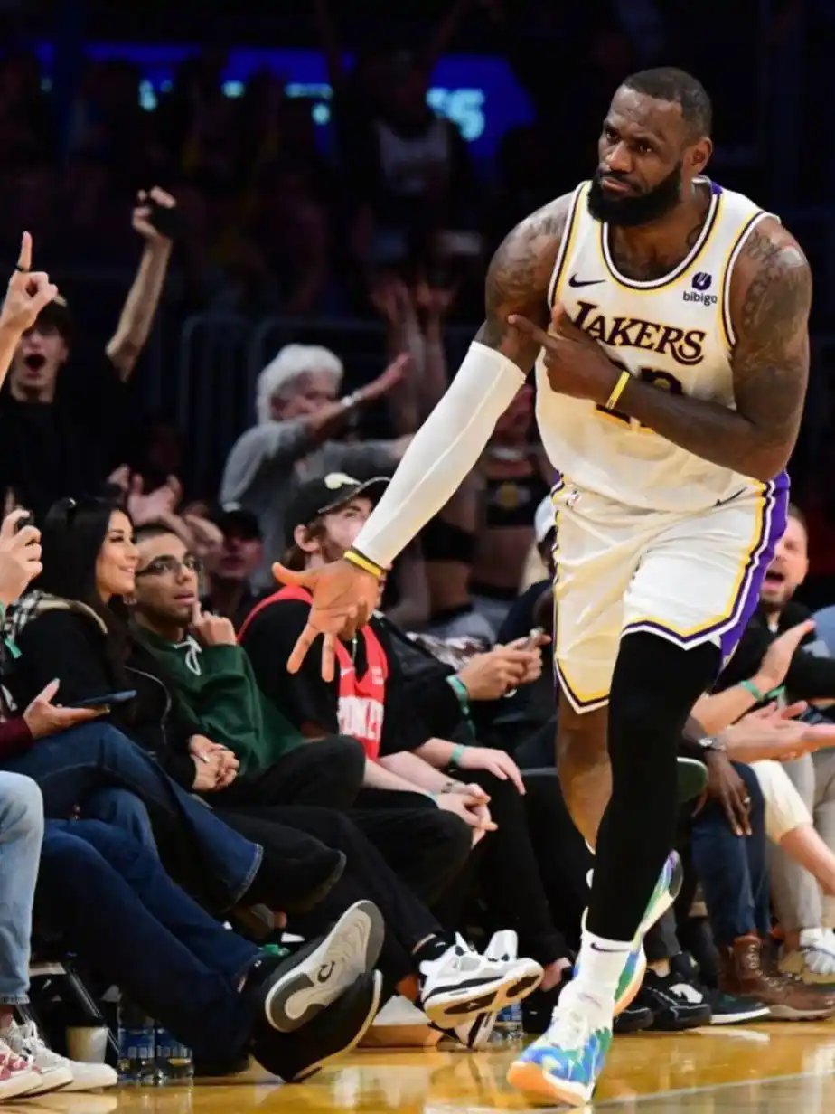 Mira las provocaciones y burlas de LeBron James hacia Dillon Brooks