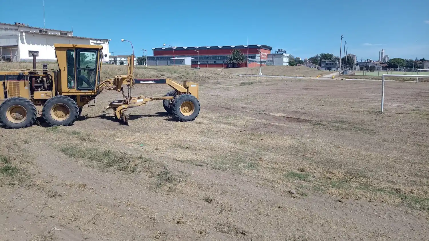 Tareas de mantenimiento en el Polideportivo Municipal