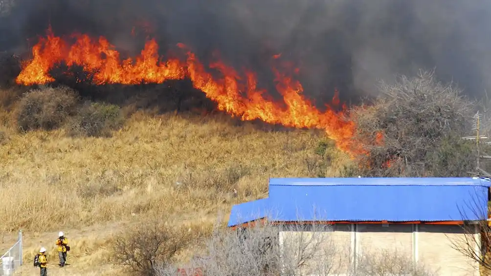 Corrientes: incendios de grandes dimensiones cerca del aeropuerto