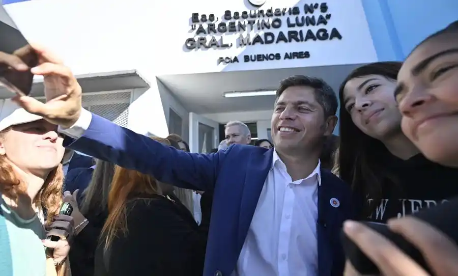 Kicillof inauguró una nueva escuela y volvió a cuestionar a Milei