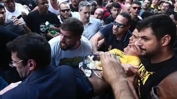 Apuñalaron al candidato ultraderechista que lidera las encuestas en Brasil