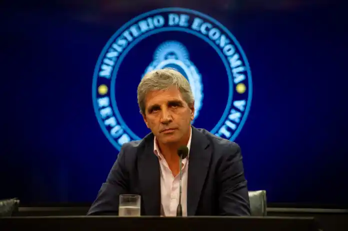 Caputo anticipó inflación menor al 5% y condicionó una rebaja del impuesto PAIS a aprobación de la Ley Bases
