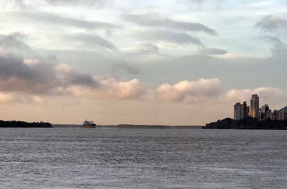 Miércoles parcialmente nublado y con viento en Rosario