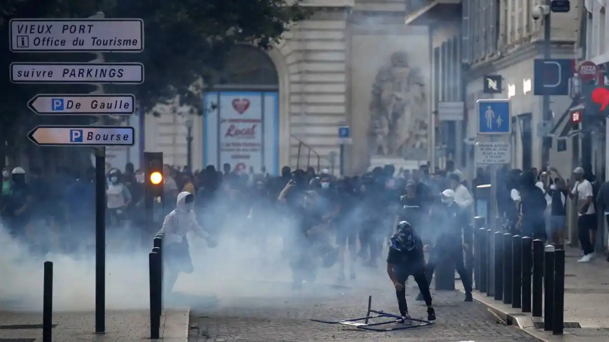 Ola de violencia deja pérdidas millonarias en transportes de la región de París