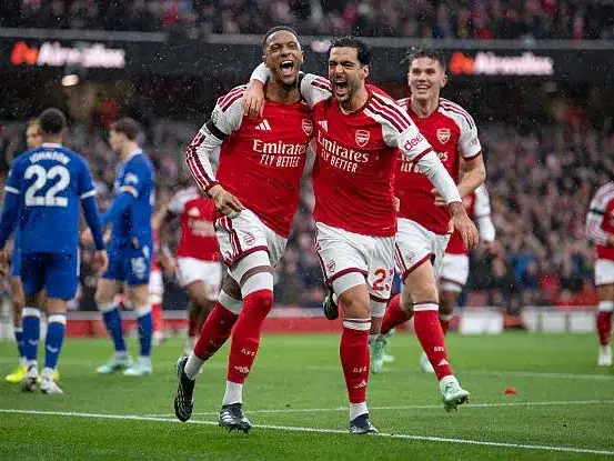 Arsenal aprovechó la caída del City y lo alcanzó