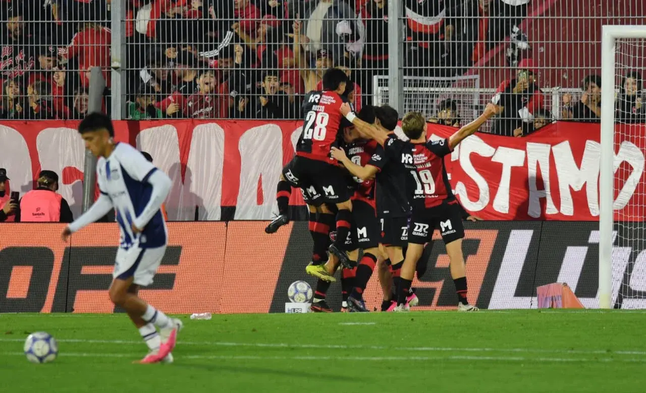 Newell's ilusionó en el debut y le ganó a Talleres con un hombre más en el Coloso