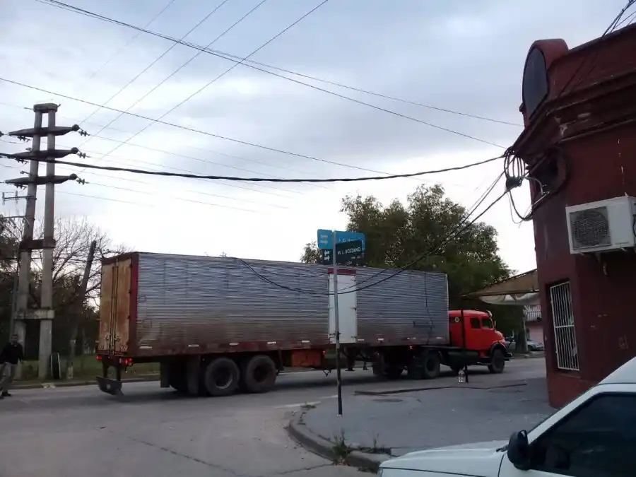 El camión que protagonizó el incidente es un viejo Mercedes Benz con un chasis térmico