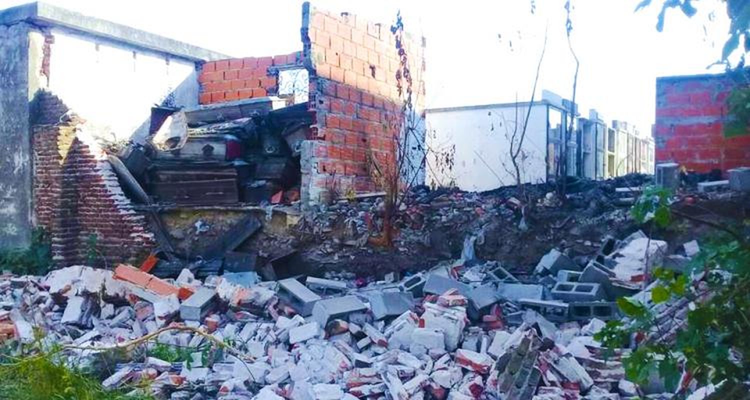 Se derrumbó una pared del cementerio