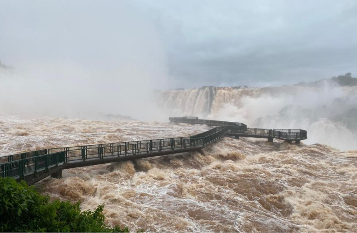 Buscan a un hombre que cayó desde una pasarela de las Cataratas del Iguazú