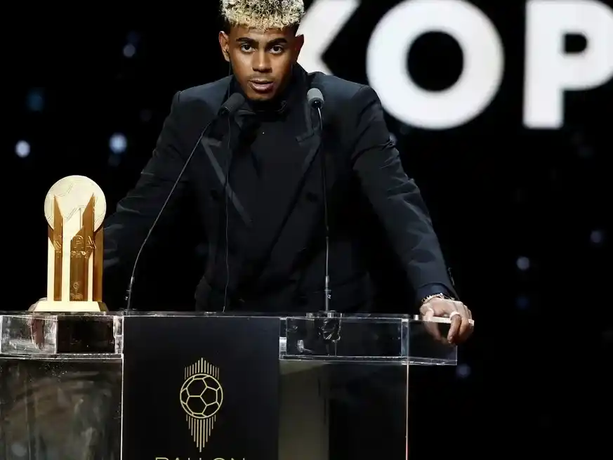 Lamine Yamal volvió a quedarse con el Trofeo Kopa, que ya había ganado en 2024. Foto: Reuters