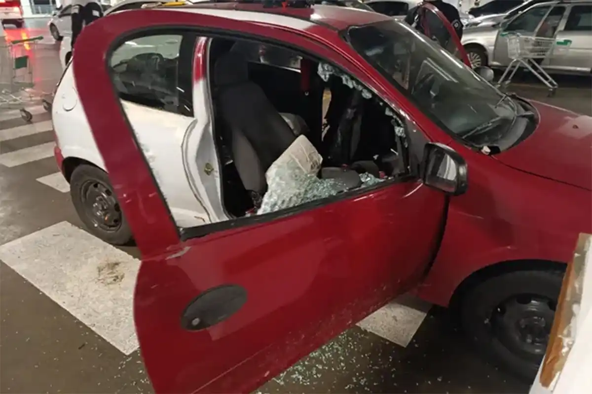 Los efectivos de las fuerzas de seguridad provinciales rompieron el vehículo para asistir al menor.