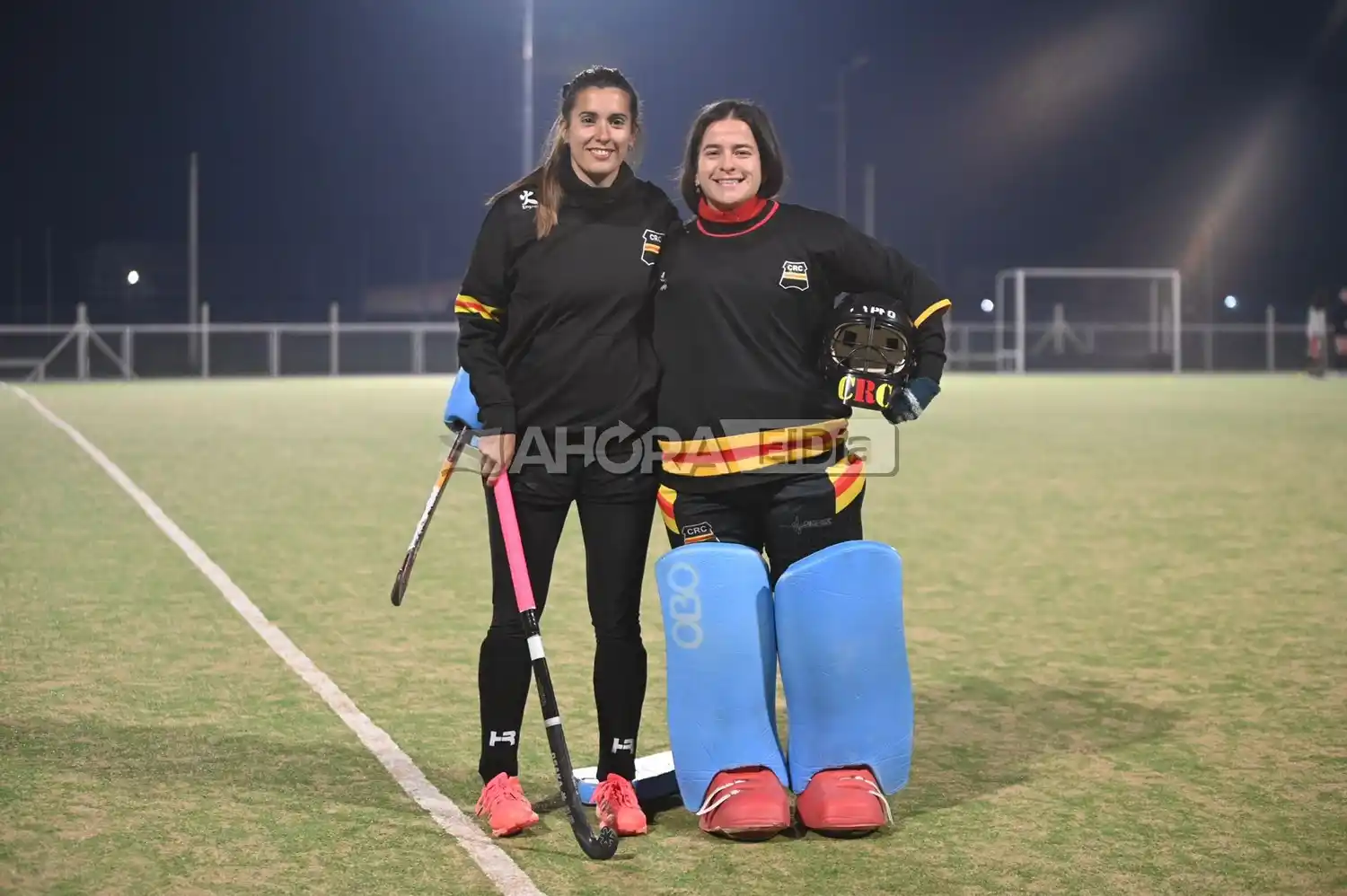 Valentina Fouce y María Buffarini, las jugadoras de selección, en un entrenamiento de Carpinchos en el Sintético local (crédito: MR Fotografía).