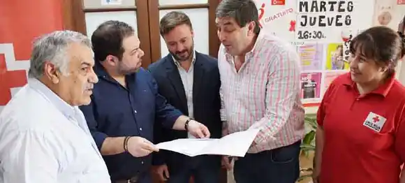 Entrega de contribución de provincia a la Filial Concordia de la Cruz Roja