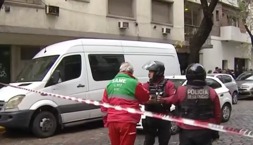 Macabro hallazgo en un departamento: encontraron a una familia muerta