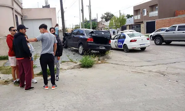 Vehículo chocó contra el frente de una casa