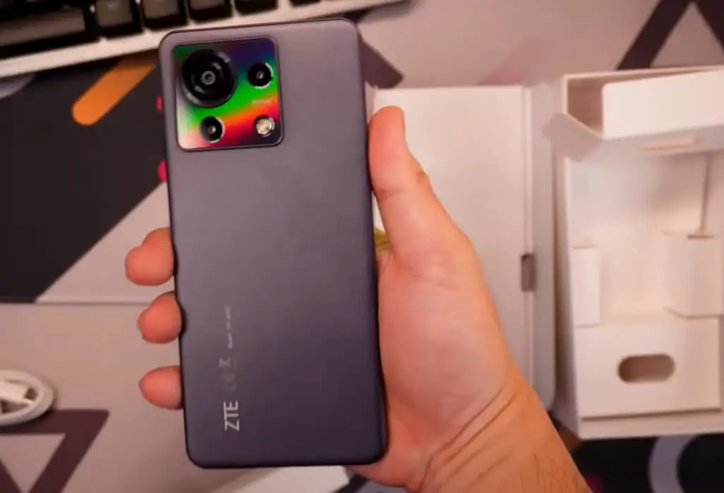 El escenario en la palma de la mano: El celular como herramienta digital para la creación de espectáculos interactivos