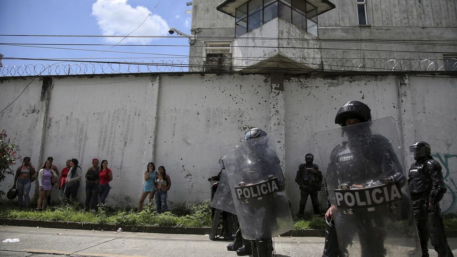 Unos 2.000 policías entran en 11 prisiones de Colombia para combatir la extorsión